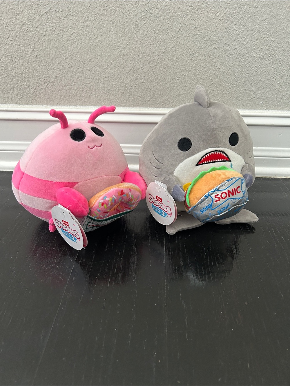 Zuru Snackles Series 2- Lily (Krispy Kreme) and William (Sonic) 8"
plushies
